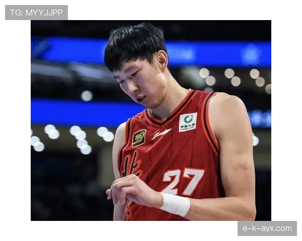 周琦，赛场上巨人，机场里像来走秀的网红