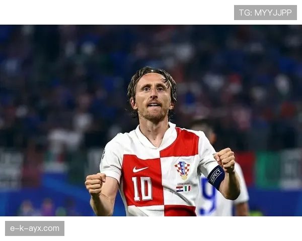 莫德里奇最新动态笑死我了 一张游艇合照下一张是他那张旧木桌 简直两个世界